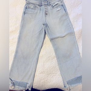 Light jean wide leg ankle with frayed edges